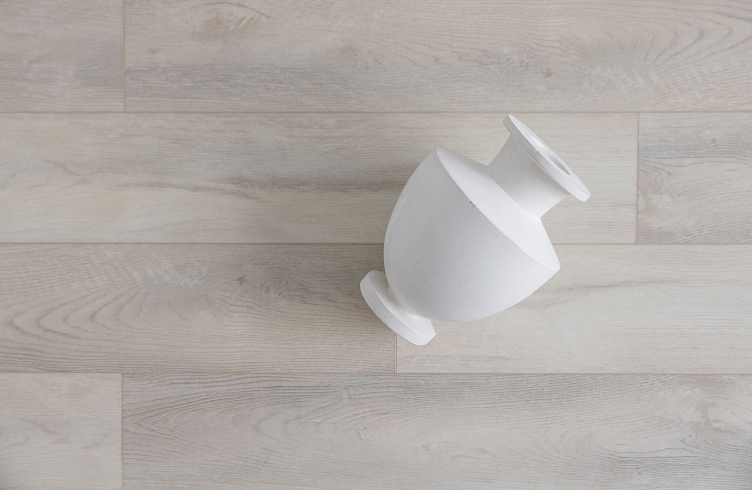 Какой пол лучше стелить в квартире в Омске: ламинат, SPC, кварцвинил, плитка и другие решения