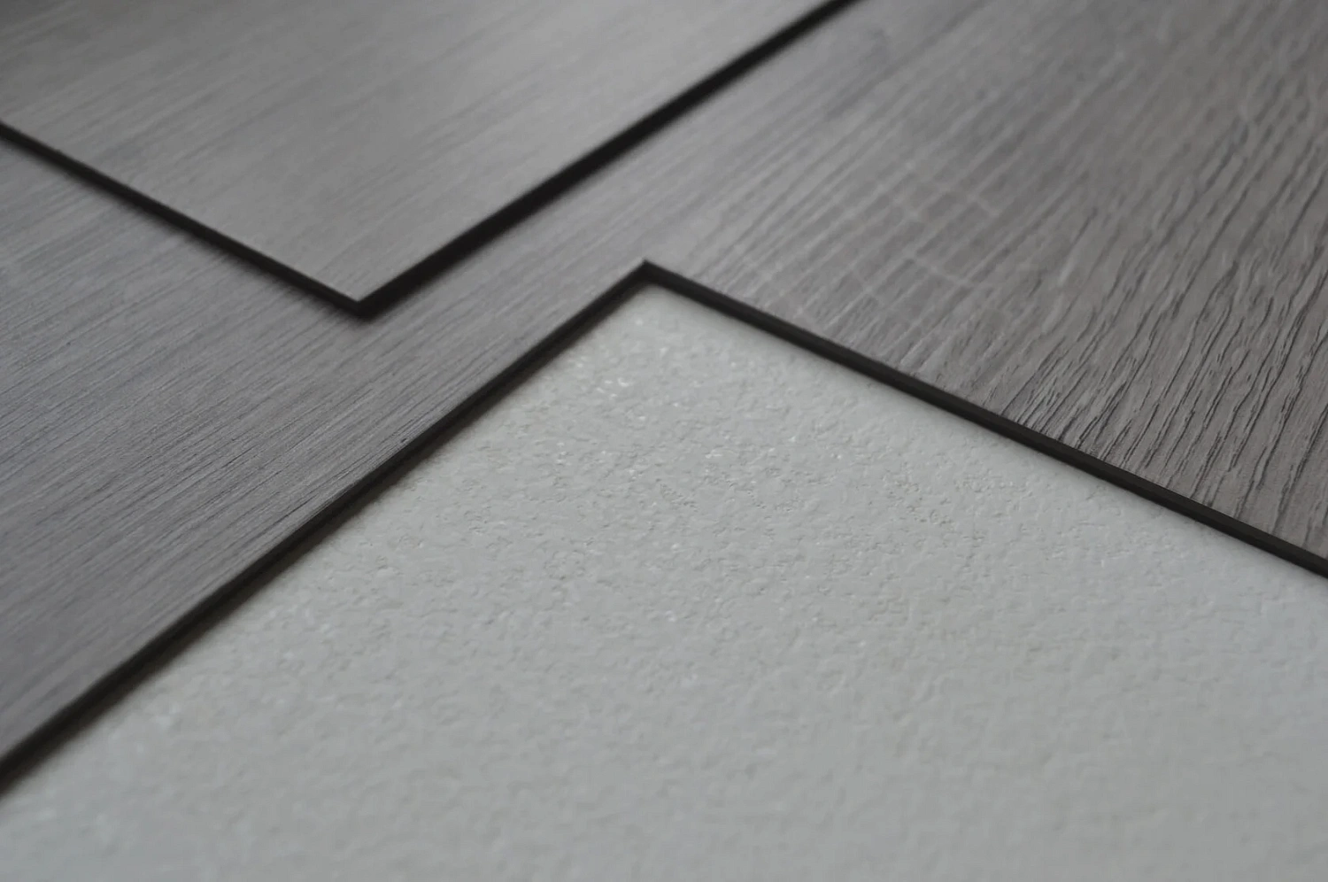 Какой пол лучше стелить в квартире в Омске: ламинат, SPC, кварцвинил, плитка и другие решения