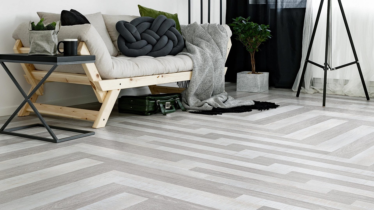 Чем покрыть пол дёшево и красиво в Омске: ламинат, LVT и SPC